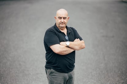 Luis Carnota, conductor de camiones, en una carretera de su localidad en Vilamaior (A Coruña).