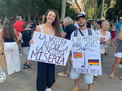 Dos jóvenes con cárteles contra el turismo masivo en la manifestación de este domingo en Palma de Mallorca.