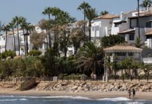 ¿Cuánto cuesta un piso a pie de playa en verano? El alquiler vacacional sube un 7% y roza los 1.300 euros semanales | Economía