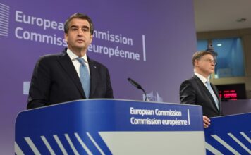 Bruselas sostiene que España cumplió las reglas europeas al transferir fondos del plan de recuperación para pagar pensiones | Economía