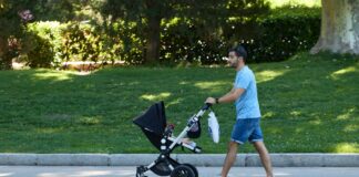 Las bajas de paternidad llegan antes a la oficina que al andamio: cómo influye la renta en el reparto de los cuidados | Economía