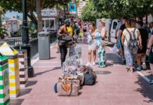 Lujo por el suelo: el verano clandestino del ‘top manta’ | Negocios