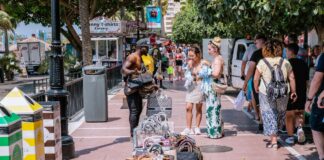 Lujo por el suelo: el verano clandestino del ‘top manta’ | Negocios