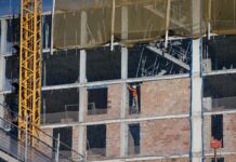 La crisis de la vivienda también impacta en el empleo: reducir un 30% el precio crearía 410.000 trabajos | Economía