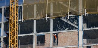 La crisis de la vivienda también impacta en el empleo: reducir un 30% el precio crearía 410.000 trabajos | Economía