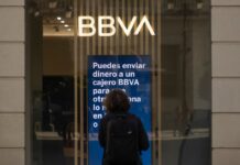 La opa del BBVA al Sabadell agita el debate sobre la red de oficinas bancarias: ¿servicio útil o un lujo? | Economía