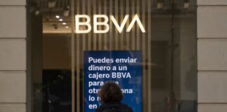 La opa del BBVA al Sabadell agita el debate sobre la red de oficinas bancarias: ¿servicio útil o un lujo? | Economía