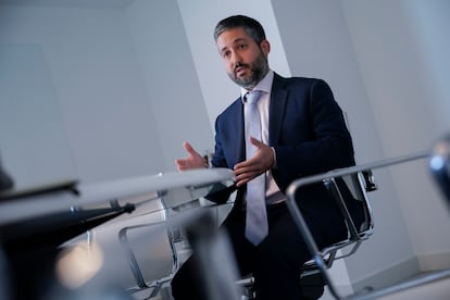 DVD1268 (30/05/2025) Román González, gestor de fondos cripto, contesta a una pregunta durante una entrevista en las oficinas de A&G en Madrid. ANDREA COMAS