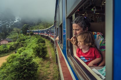 Lucía Sánchez y su hija Tindaya, en un tren en Sri Lanka.