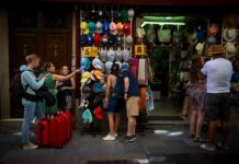 Madrid da el ‘sorpasso’ a Barcelona como centro del turismo de compras | Empresas