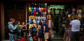 Madrid da el ‘sorpasso’ a Barcelona como centro del turismo de compras | Empresas