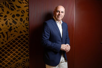 Antonio Romero, director general de Starbucks en España, posa en uno de los establecimientos de la cadena en la Gran Vía de Madrid. 