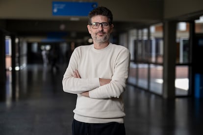 Stelios Michalopoulos, profesor de Economía Política, fotografiado en la UB.