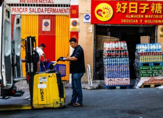 El impacto negativo del envejecimiento sobre la economía hubiera sido el doble sin la inmigración | Economía