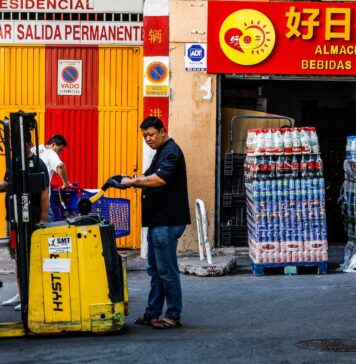 El impacto negativo del envejecimiento sobre la economía hubiera sido el doble sin la inmigración | Economía