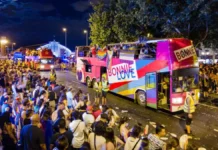 Annie Bonnie vuelve al Orgullo con su carroza publicitaria