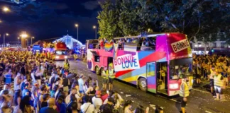 Annie Bonnie vuelve al Orgullo con su carroza publicitaria
