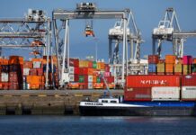 La UE mantuvo el superávit comercial con Estados Unidos en el primer mes de guerra arancelaria, pero los intercambios se resintieron | Economía