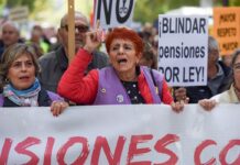 La pensión media de las jubiladas alcanza por primera vez los 1.200 euros, diez años después que los jubilados | Economía