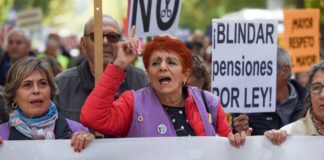 La pensión media de las jubiladas alcanza por primera vez los 1.200 euros, diez años después que los jubilados | Economía