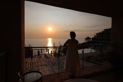 Terraza de una habitación en el hotel de lujo Six Senses en el norte de Ibiza.