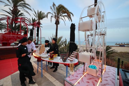 Puesto de postres y chucherías en la piscina del hotel The Unexpected en Playa d'en Bossa.