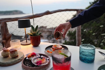 Croquetas, zamburiñas, tartar de gamba y cóctel de mezcal en el restaurante The Beach Caves del hotel Six Senses. 