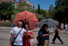 Los hoteleros prevén más turistas y un alza de precios del 5% para este verano | Economía