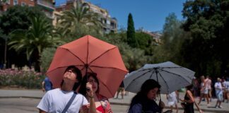 Los hoteleros prevén más turistas y un alza de precios del 5% para este verano | Economía