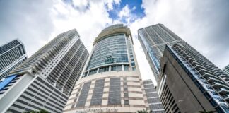 Amancio Ortega negocia la compra de las oficinas de Banco Sabadell en Miami por 235 millones | Economía