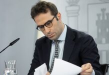 Cuerpo intenta aprobar el examen maldito para sus antecesores en Economía | Economía