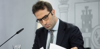 Cuerpo intenta aprobar el examen maldito para sus antecesores en Economía | Economía