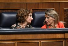 ¿Debe tributar el salario mínimo? Esto opinan expertos, sindicatos, patronales y partidos | Economía