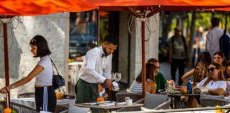 España encabeza el crecimiento del sector privado europeo al inicio del tercer trimestre | Economía