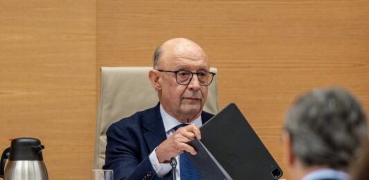 Cristóbal Montoro, imputado por crear “una red de influencias” para beneficiar a empresas gasistas cuando era ministro de Hacienda | España