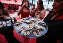 Una isla, dos veranos: hotelazo y ostras un día; pizza y camping al siguiente | Economía