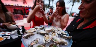 Una isla, dos veranos: hotelazo y ostras un día; pizza y camping al siguiente | Economía