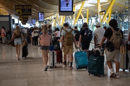 Viajeros en la Terminal 4 del aeropuerto Adolfo Suárez Madrid Barajas.