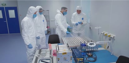Investigadores de i2CAT y Open Cosmos experimentan con el satélite 6GStarLab en Barcelona.