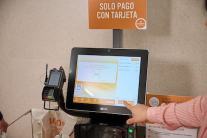 Detalle de una caja de autocobro de Consum.