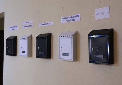 Buzones con el nombre de varias empresas del mundo del motor, en el centro cultural de Rozas de Puerto Real.