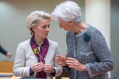La presidenta de la Comisión Europea Ursula Von Der Leyen habla con la presidenta del BCE Christine Lagarde. 