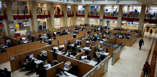 El Gobierno prevé aprobar las 35 horas para los empleados de la administración estatal en febrero | Economía