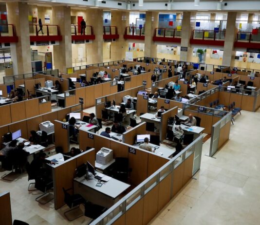 El Gobierno prevé aprobar las 35 horas para los empleados de la administración estatal en febrero | Economía