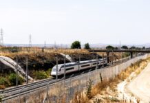 Un tren Ouigo parado en la vía fue el origen de la sobrecarga de tensión que cortó la circulación en el Madrid-Andalucía | Economía