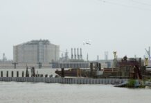 Aranceles : Comprar 650.000 millones en productos energéticos de Estados Unidos: un acuerdo casi imposible de cumplir | Internacional