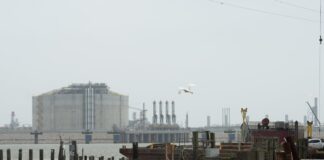 Aranceles : Comprar 650.000 millones en productos energéticos de Estados Unidos: un acuerdo casi imposible de cumplir | Internacional