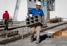 Seis de cada diez nuevos convenios incluyen medidas para evitar la discriminación del colectivo LGTBI+ | Economía