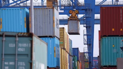 Movimiento de contenedores en el puerto alemán de Duisburg.