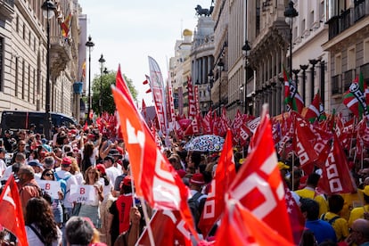 Manifestación de funcionarios este martes frente al Ministerio de Hacienda, en Madrid.